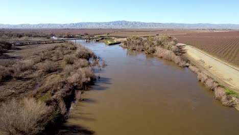 San-Joaquin-River-Und-Bewässerung-In-Der-Nähe-Von-Modesto,-Kalifornien