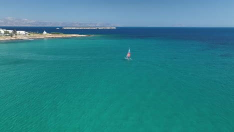 Kitesurfer-Im-Wind-Vor-Der-Küste-Von-Paros-In-Griechenland