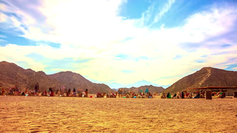 Beduinen-Nehmen-Touristen-Mit-Auf-Kamelritte-In-Der-ägyptischen-Wüste---Wolkenlandschaft-Zeitraffer