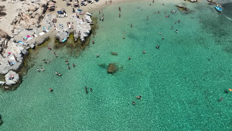 Leute,-Die-Am-Strand-In-Paros-Griechenland-Schwimmen