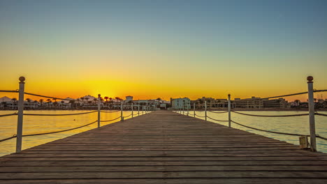 Blick-Entlang-Eines-Holzdocks-Oder-Piers-Am-Roten-Meer-In-Ägypten-Bei-Sonnenuntergang---Zeitraffer