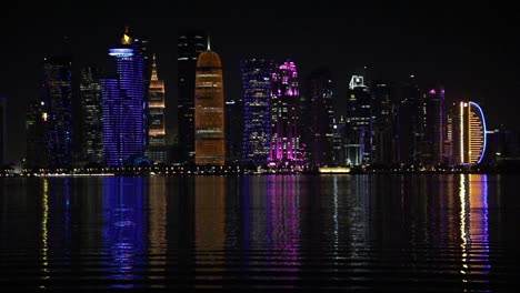 Vista-De-Rascacielos-En-El-Centro-De-Doha,-Qatar,-Golfo-Pérsico,-Península-Arábiga