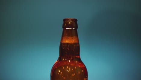 Apertura-De-Botella-De-Cerveza-Con-Abrebotellas-Contra