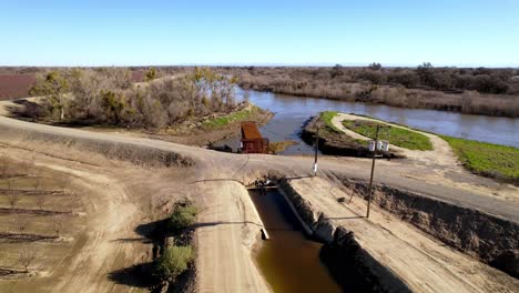 Bewässerungskanal-Am-San-Joaquin-River-In-Der-Nähe-Von-Modesto,-Kalifornien