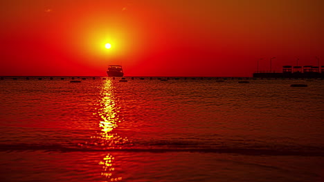 Sonnenaufgangszeitraffer-Am-Roten-Meer-Mit-Der-Silhouette-Einer-Verankerten-Yacht-Am-Horizont