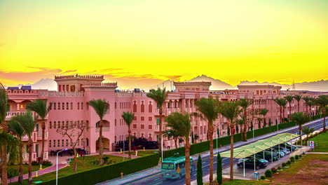 Fahrzeuge,-Die-Während-Eines-Sonnenuntergangs-In-Hurghada,-Ägypten,-Entlang-Einer-Straße-Fahren