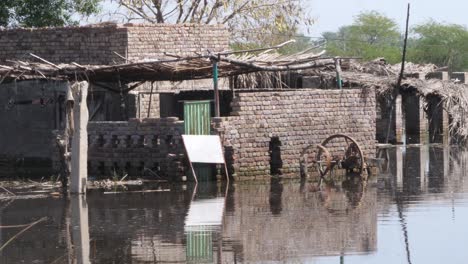 Blick-Auf-Zerstörte-Gebäude-Im-Ländlichen-Sindh,-Die-Aufgrund-Der-Jüngsten-Überschwemmungen-Untergetaucht-Sind