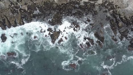 Raues-Meerwasser-Trifft-Auf-Felsen-In-Monterey-Bay,-Kalifornien---Spinnen-Von-Oben-Nach-Unten