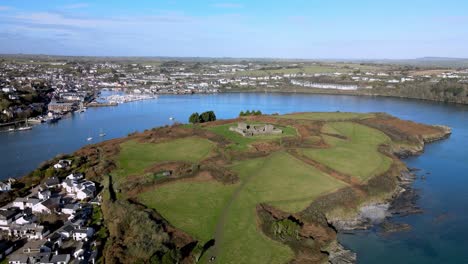 Wide-panoramic-aerial-footage-turning-over-peninsula-with-an-old-fort-and-over-the-Castlepark-holiday-village-and-yacht-marina-in-Kinsale,-Ireland