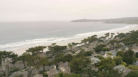 Carmel-by-the-sea-Beach-Drone-Video-Brumoso-Mañana-Surfistas-En-Olas---Playa-Acercándose