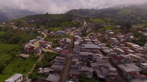 Paneo-Aéreo-A-Través-De-Un-Pueblo-De-Montaña-En-Ecuador