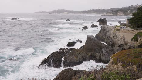 Raues-Meerwasser-Trifft-Auf-Felsen-In-Monterey-Bay,-Kalifornien---Schwere-Wellen-In-Der-Ferne