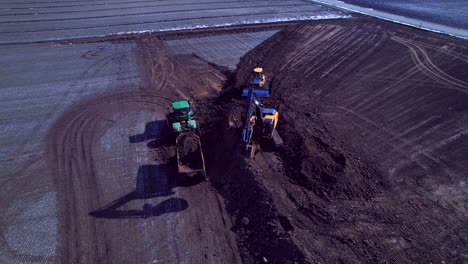 Excavadora-Cargando-Tierra-En-El-Tractor-En-El-Paisaje-Rural
