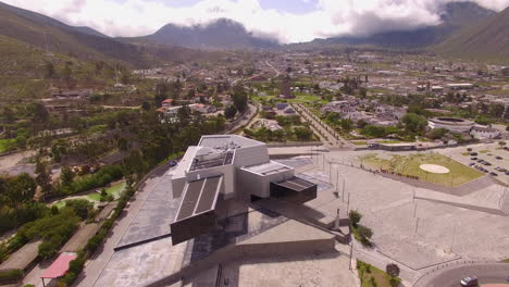 Fliegen-Sie-über-Ein-Großes-Modernes-Gebäude-In-Der-Stadt-Mitad-Del-Mundo-In-Ecuador