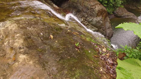 Cascada-Que-Alimenta-Un-Río-En-La-Selva-De-Ecuador