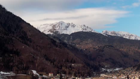 Atemberaubende-Alpen-In-Italien-In-Einer-Umlaufenden-Weiten-Antenne-Mit-Blauem-Himmel
