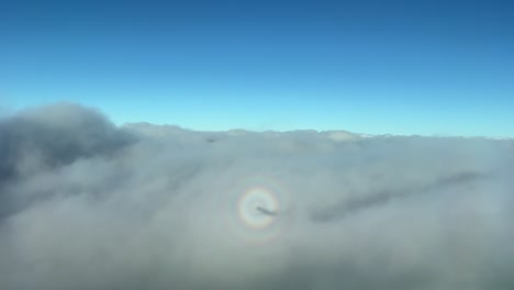 Seltsame-Ansicht-Eines-Halo-Eines-Düsenflugzeugs,-Der-Während-Des-Abstiegs-In-Stratuswolken-überfliegt-Und-Eindringt