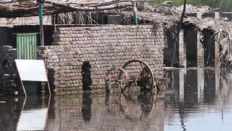 Zerstörte-Gebäude-Im-Ländlichen-Sindh,-Die-Aufgrund-Der-Jüngsten-Überschwemmungen-Untergetaucht-Sind