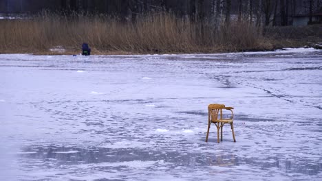 Winter-fishing-in-the-river