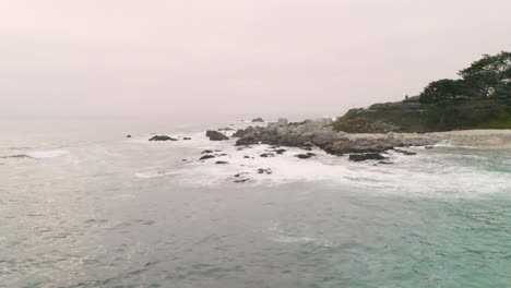 Agua-De-Mar-áspera-Golpeando-Rocas-En-La-Bahía-De-Monterey-California---Rodeando-La-Costa-Al-Atardecer