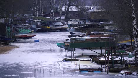 Lettische-Seeküste-Mit-Alten-Traditionellen-Fischerhäusern-Auf-Holzpfählen-Und-Booten