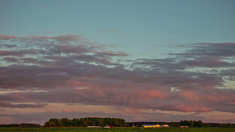 Sonnenuntergangswolken-Rollen-über-Ländliche-Landschaft,-Verschmelzungszeitraffer