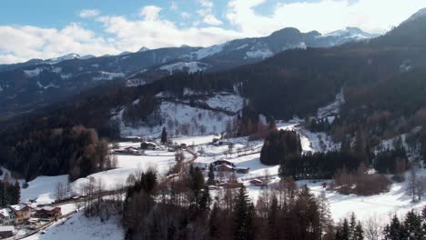 Antena-Dinámica-Sobre-Laderas-Y-Pistas-De-Esquí-En-Alp-Village-En-Trentino-Italia