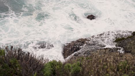 Raues-Meerwasser,-Das-Auf-Felsen-In-Monterey-Bay,-Kalifornien,-Trifft---Mit-Blick-Auf-Die-Klippe
