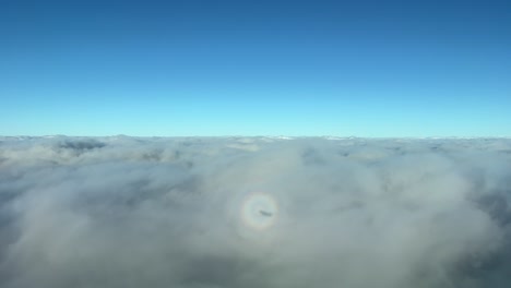 Exklusiver-Blick-Aus-Einem-Jet-Cockpit-über-Fliegende-Stratuswolken-Mit-Blick-Auf-Den-Halo-Des-Jets-Auf-Den-Wolken