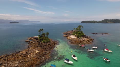 Hermoso-Mar-Verde-En-Islas-En-Río-De-Janeiro-Brasil