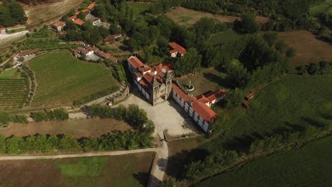 Drohne-Schoss-Wunderschönes-Altes-Kloster-Von-Pombeiro-In-Felgueiras,-Portugal