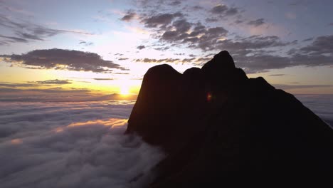 Berge-über-Den-Wolken-Mit-Sonnenaufgang