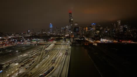 Fliegen-über-Den-Fluss-Zum-Sears-Tower,-Nebliger-Abend-In-South-Loop,-Chicago-Usa