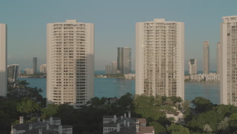 Miami-Aventura-Edificios-De-Lujo-Durante-La-Puesta-De-Sol-Junto-A-La-Marina-009---Vista-Desde-El-Piso-17