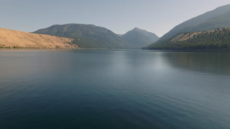 Niedrige-Antenne-über-Wallowa-Lake-Oregon-Mit-Malerischen-Bergen-Dahinter