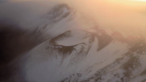 Luftaufnahme-über-Einen-Inaktiven-Vulkan-In-Island-Bei-Sonnenaufgang