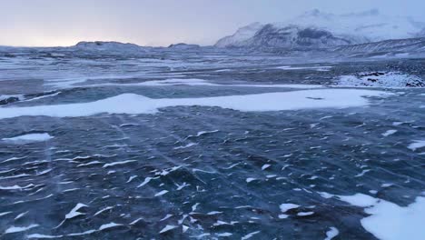 Schnee-über-Einen-Isländischen-Gletscher-Geblasen,-Während-Die-Sonne-über-Horizont-4k-Untergeht
