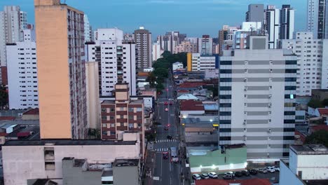 Ascending-aerial-view-of-traffic-on-a-quiet-street-in-Sao-Paulo,-evening-in-Brazil