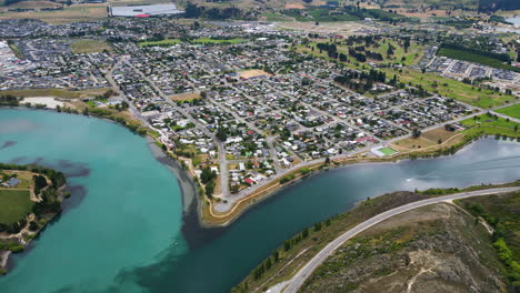 Paisaje-De-La-Ciudad-De-Cromwell-Y-El-Lago-Dunstan,-Nueva-Zelanda