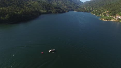 Boot-Auf-Dem-Fluss-Im-Nationalen-Naturpark-Geres-Portugal-Luftbild