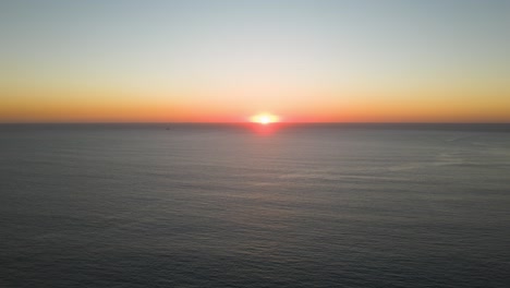 Schöner-Sonnenuntergang-In-Portugal-Mit-Vorbeifliegenden-Möwen-Und-Segelbooten