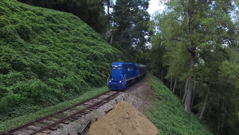 Tren-Con-Motor-Diesel-Azul-Pasando-Por-El-Borde-De-Una-Montaña-En-Tennessee
