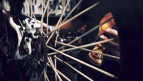 Un-Fabricante-De-Bicicletas-Está-Trabajando-En-Su-Garaje-Para-Bicicletas