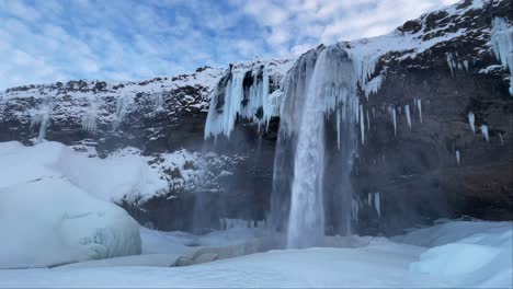 Island-Wasserfall-Winter-Jan-2023