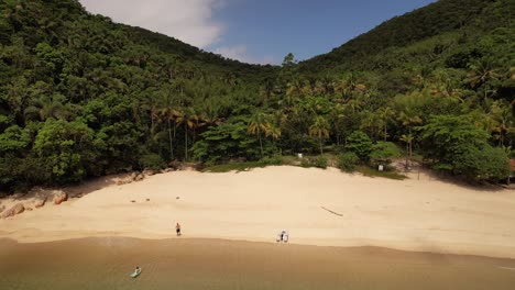 Hermoso-Mar-Verde-En-La-Playa-En-Río-De-Janeiro-Brasil