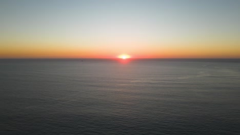Goldener-Und-Entspannender-Sonnenuntergang-über-Dem-Blauen-Ozean-Mit-Einigen-Booten,-Die-In-Cascais-Segeln
