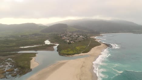 Carmel-by-the-Sea-Beach-Drohnenvideo-Nebeliger-Morgen-Surfer-Auf-Wellen---Sich-Nähernde-Berge