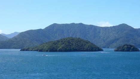 Los-Barcos-Parecen-Pequeños-Contra-El-Hermoso-Mar-Azul-Profundo-Y-Las-Islas---Karaka-Point,-Queen-Charlotte-Sound