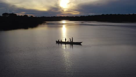 Boot-Bei-Sonnenuntergang-Im-Amazonas