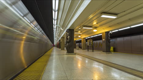 Zeitraffer-Von-U-Bahn-Zügen,-Die-Durch-Die-Einzigartige-U-Bahn-Haltestelle-Des-Royal-Ontario-Museum-Kommen-Und-Fahren